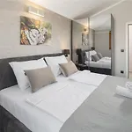 Alena Apartamento *