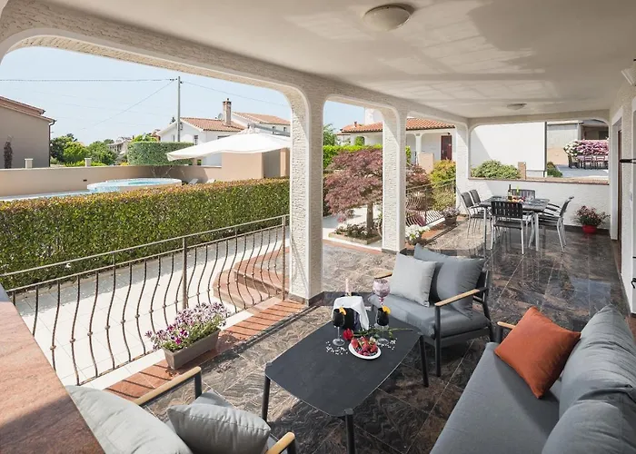 阿伦娜别墅公寓 *